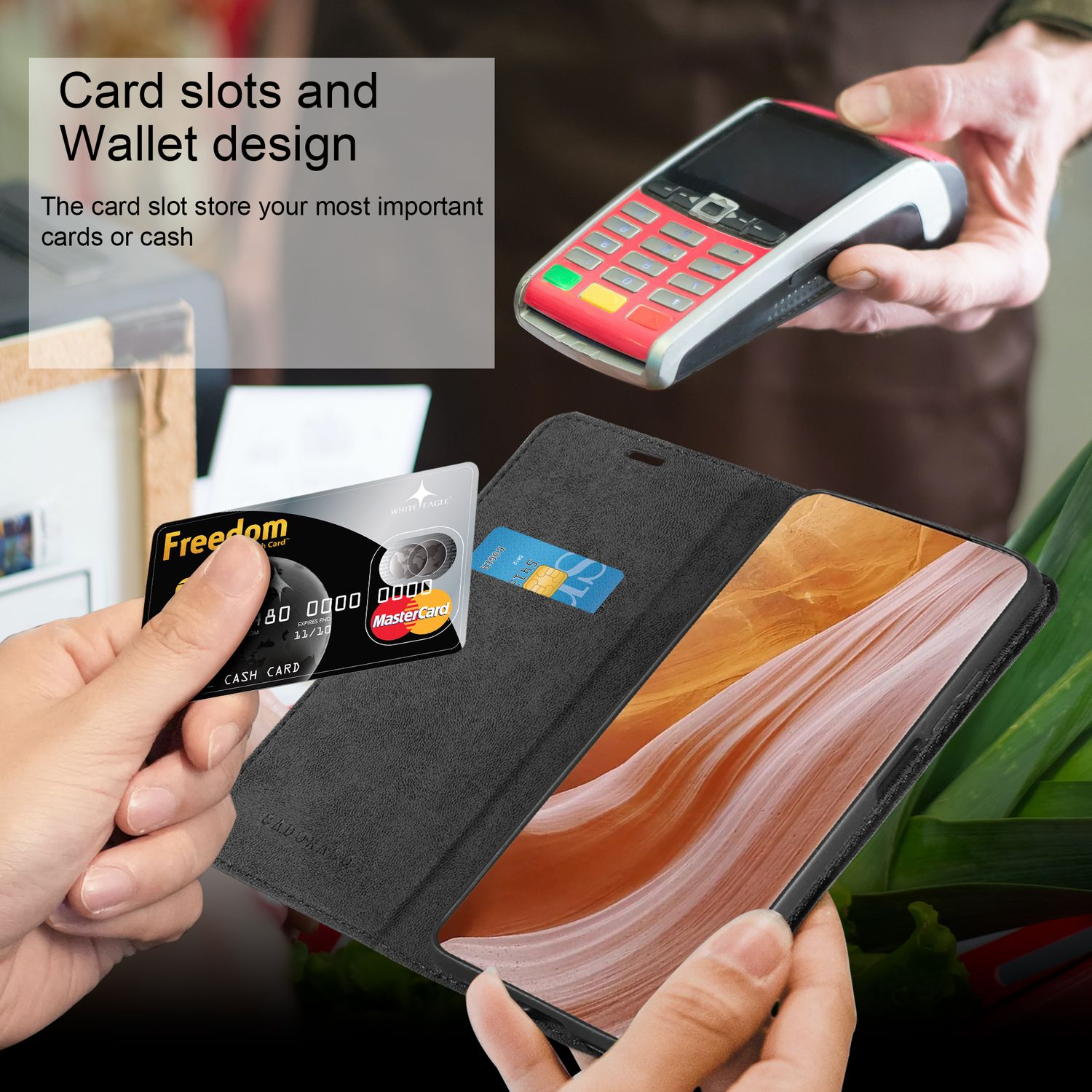 Persona che tiene carta di credito vicino a custodia con slot. Testo: Slot e design portafoglio.