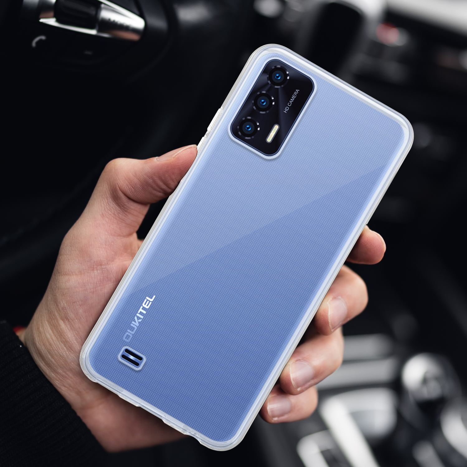 Una persona tiene in mano un telefono azzurro. Il telefono è in una custodia trasparente.