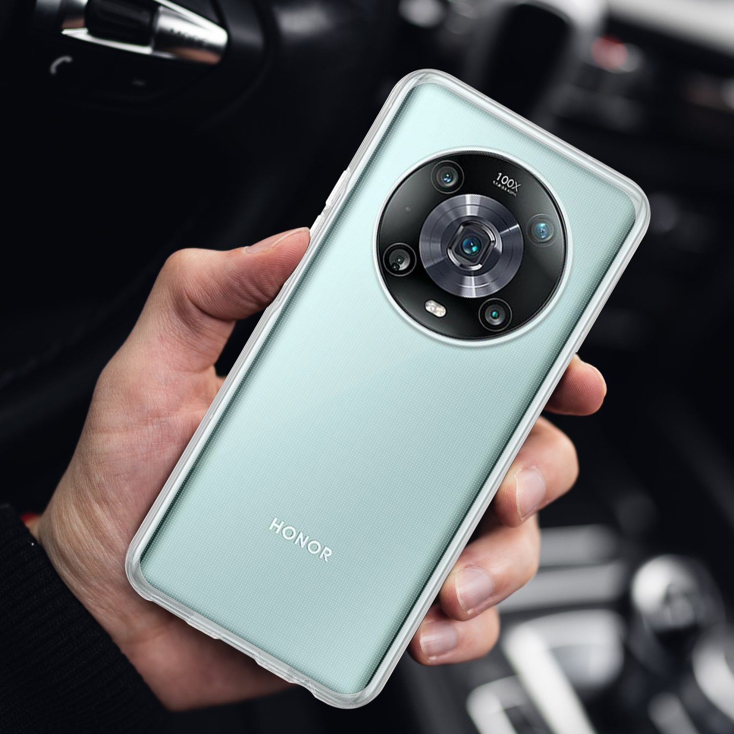 Ein Telefon in einer transparenten Hülle wird von einer Hand gehalten. Das Telefon hat mehrere Kameras.
