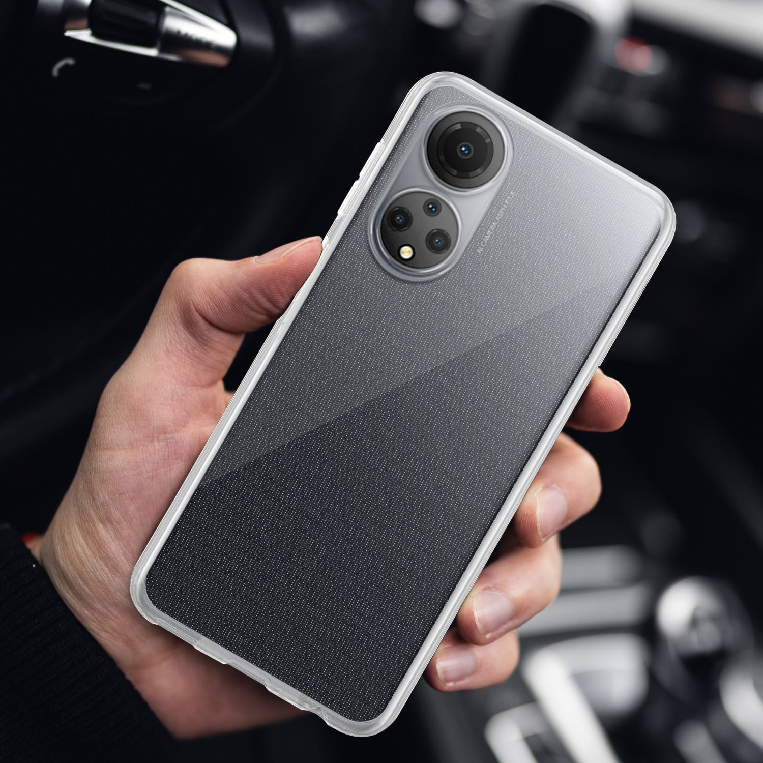 Hand hält Telefon in klarer Hülle. Telefon hat mehrere Kameras. Klare Hülle hat Gittermuster.