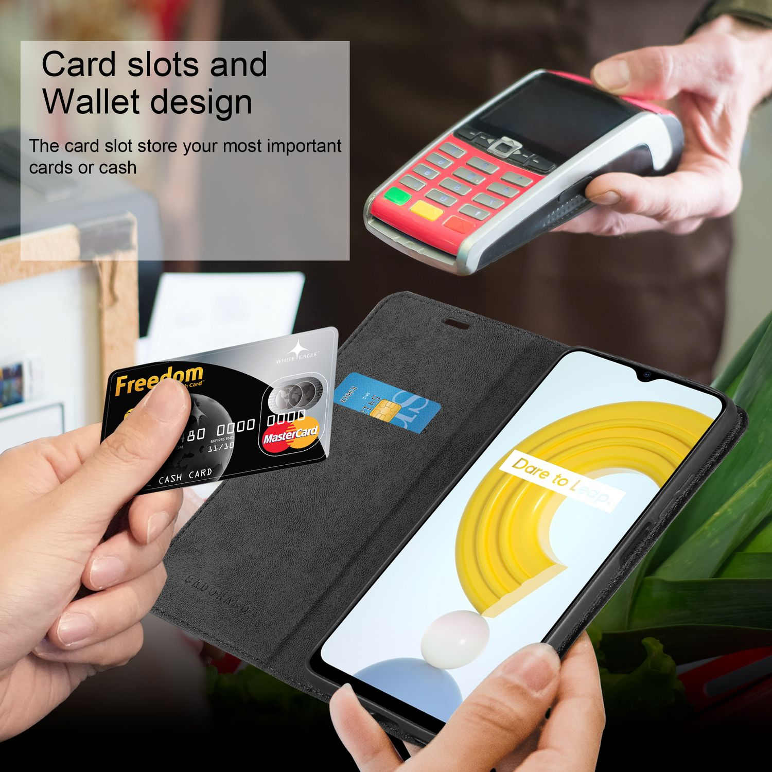 Le mani di una persona tengono una custodia per telefono con carte di credito e un telefono all'interno. Lo sfondo è sfocato.
