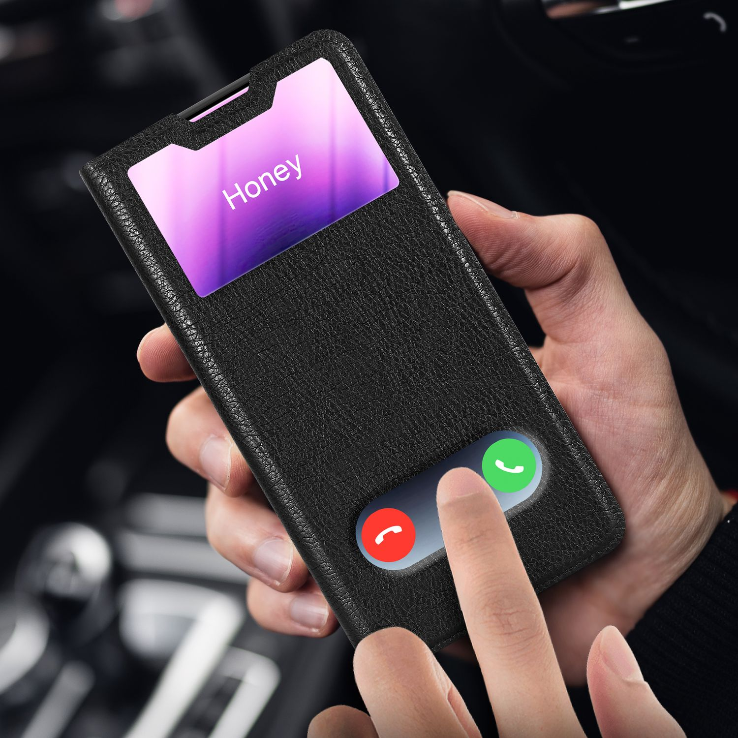 Una mano che tiene un telefono con una custodia in pelle nera, che mostra uno schermo con una chiamata in arrivo.