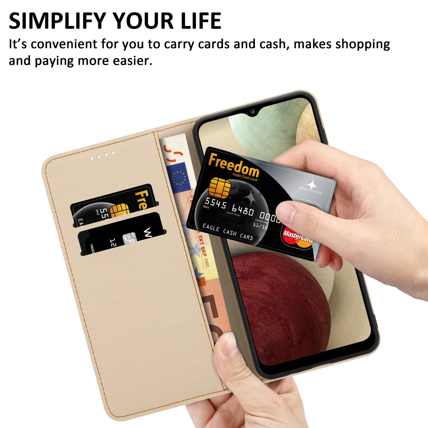 Custodia per telefono aperta con carte e contanti all'interno. Una mano tiene una carta di credito sopra il telefono.