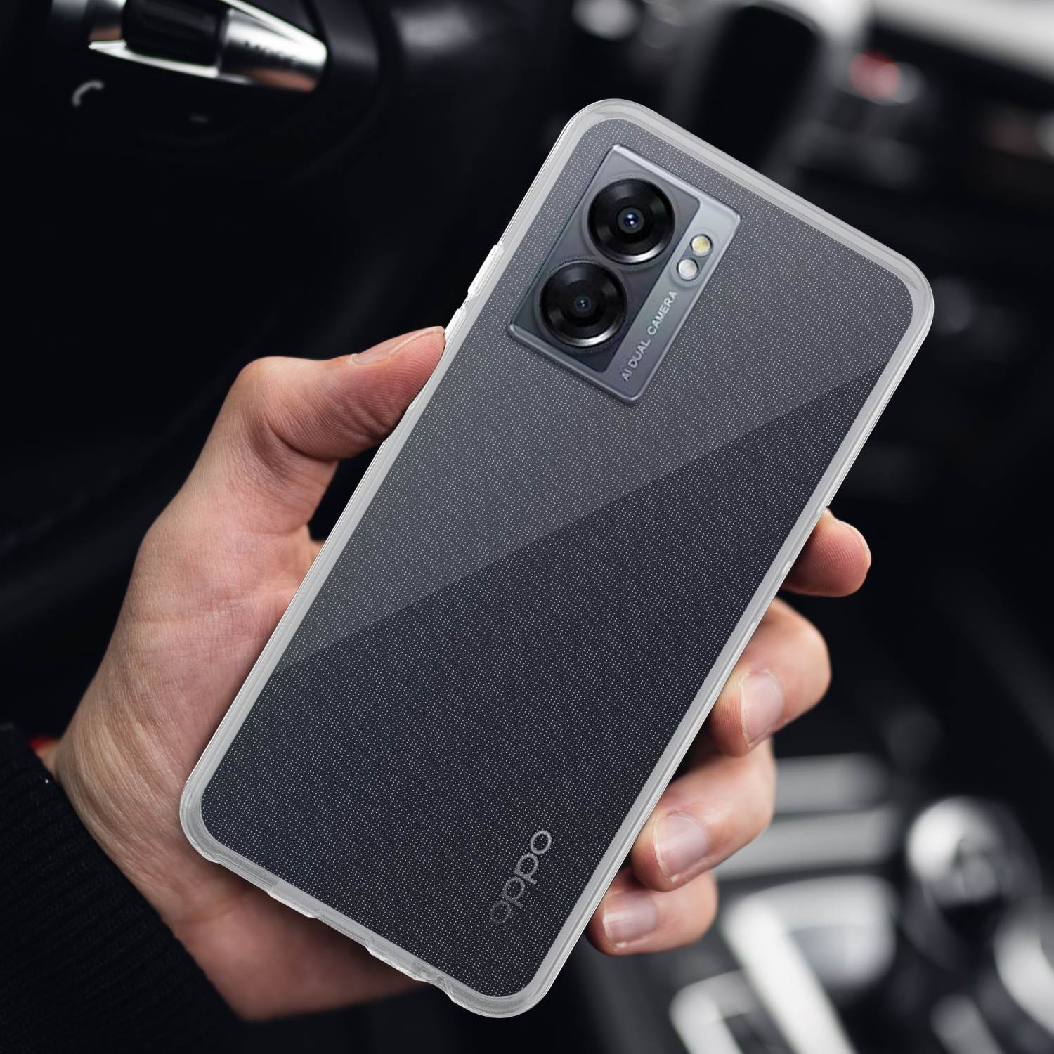 Mano che tiene una custodia trasparente per telefono. Il telefono ha una fotocamera e il logo Oppo è visibile.