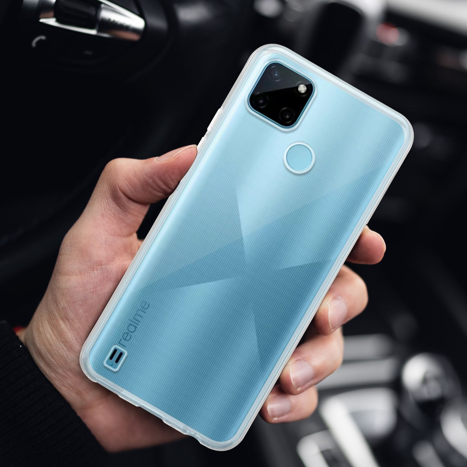 Telefon in der Hand, transparente Hülle. Text: realme. Telefon ist hellblau.