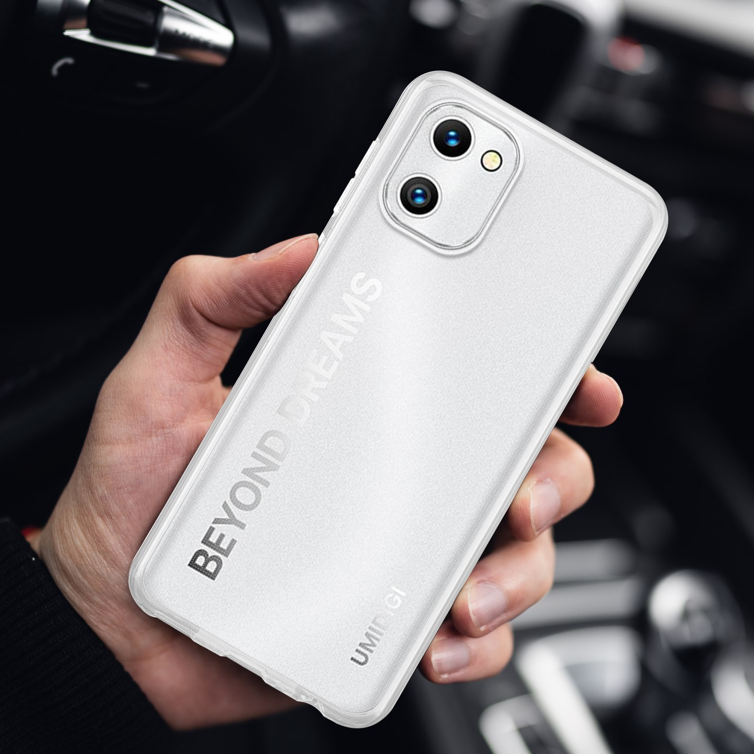 Una mano che tiene una custodia bianca per telefono. Il testo recita: BEYOND DREAMS e UMINGI.