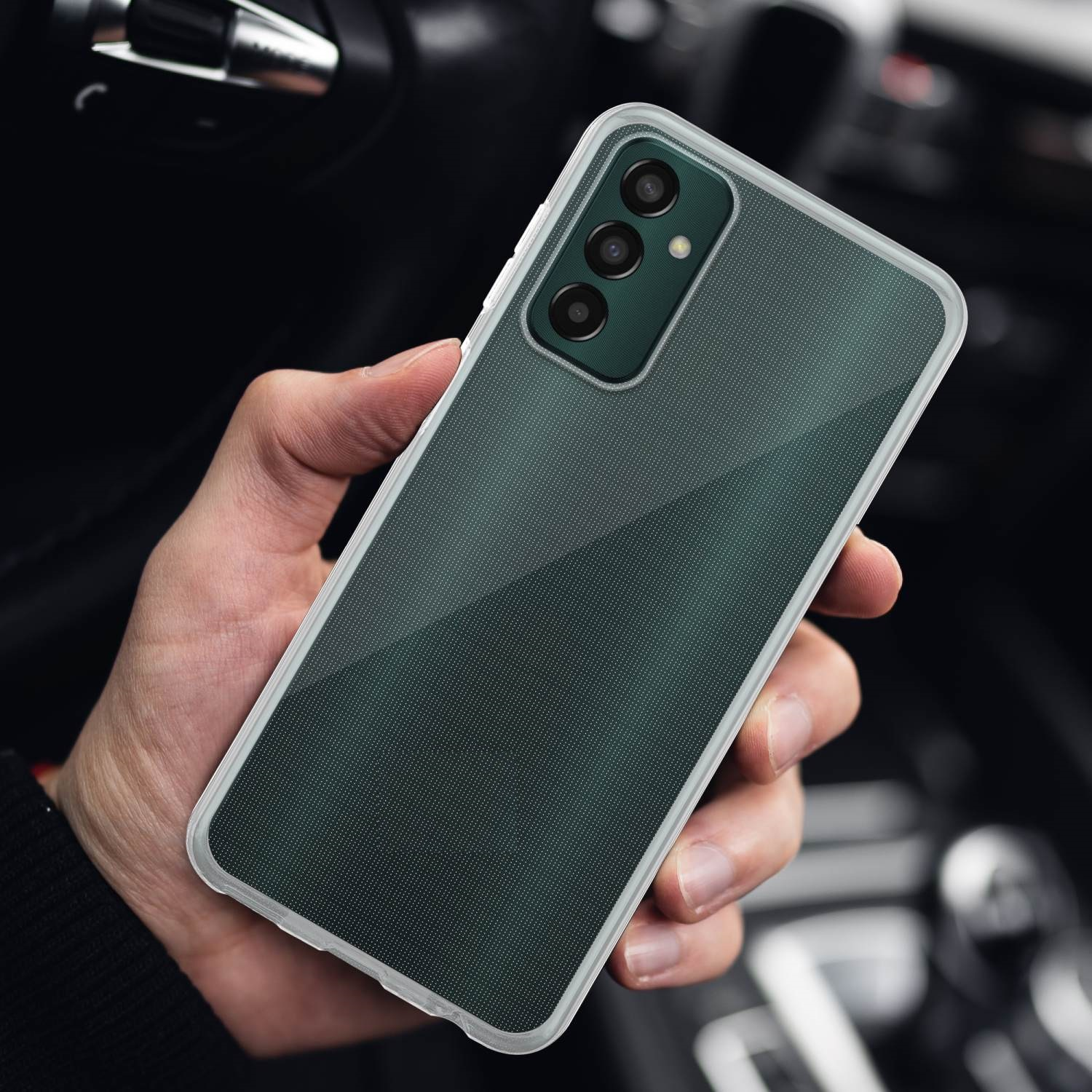 Mano che tiene un telefono con custodia verde. Il telefono ha tre fotocamere.