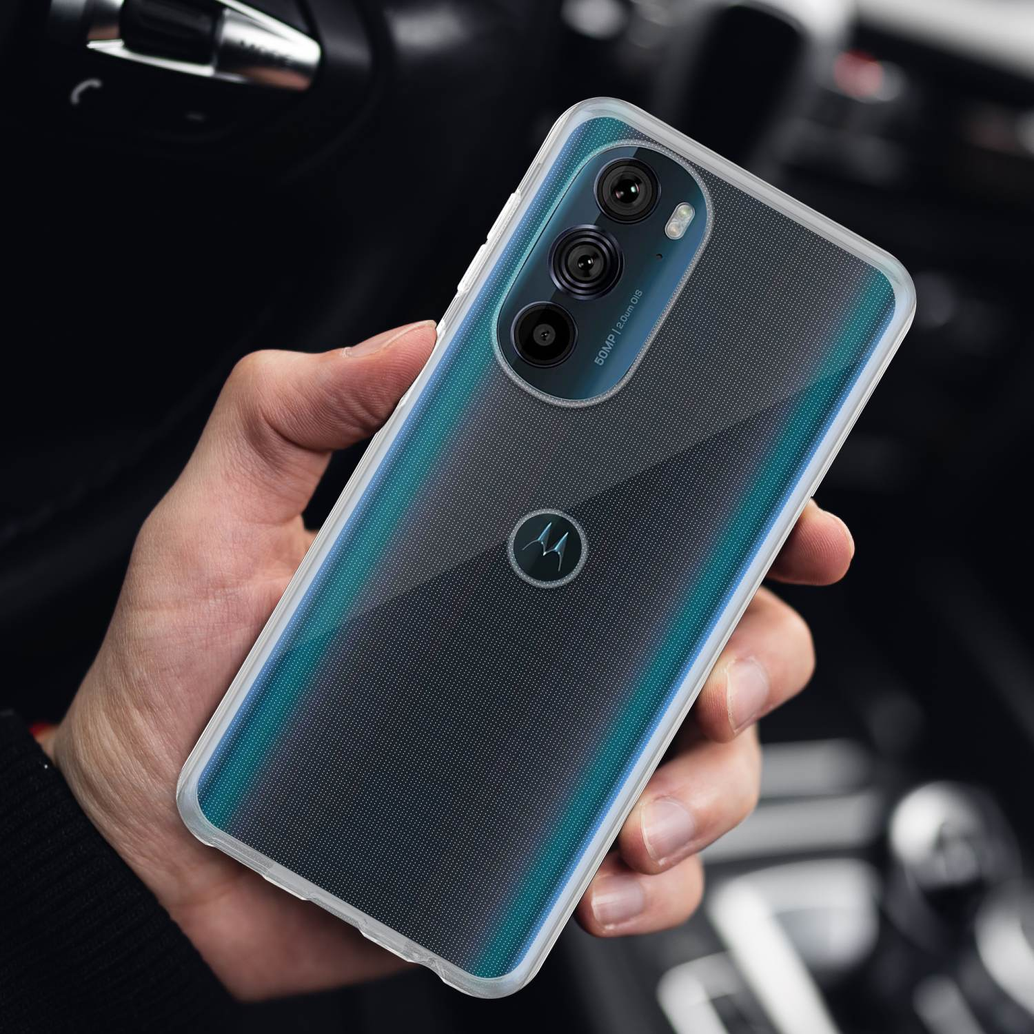 Eine Hand, die eine transparente Handyhülle hält. Text: 50MP, Motorola-Logo.