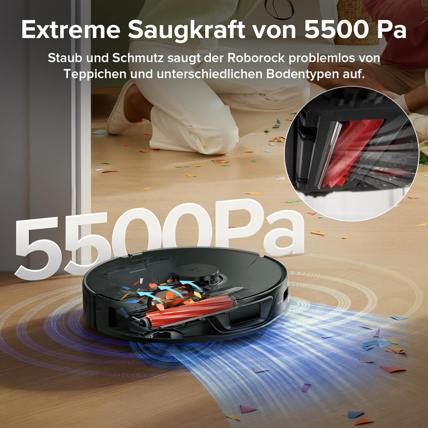 Ein Roboter-Staubsauger reinigt einen Holzboden. Der Text zeigt die Leistung und Saugkraft des Staubsaugers.