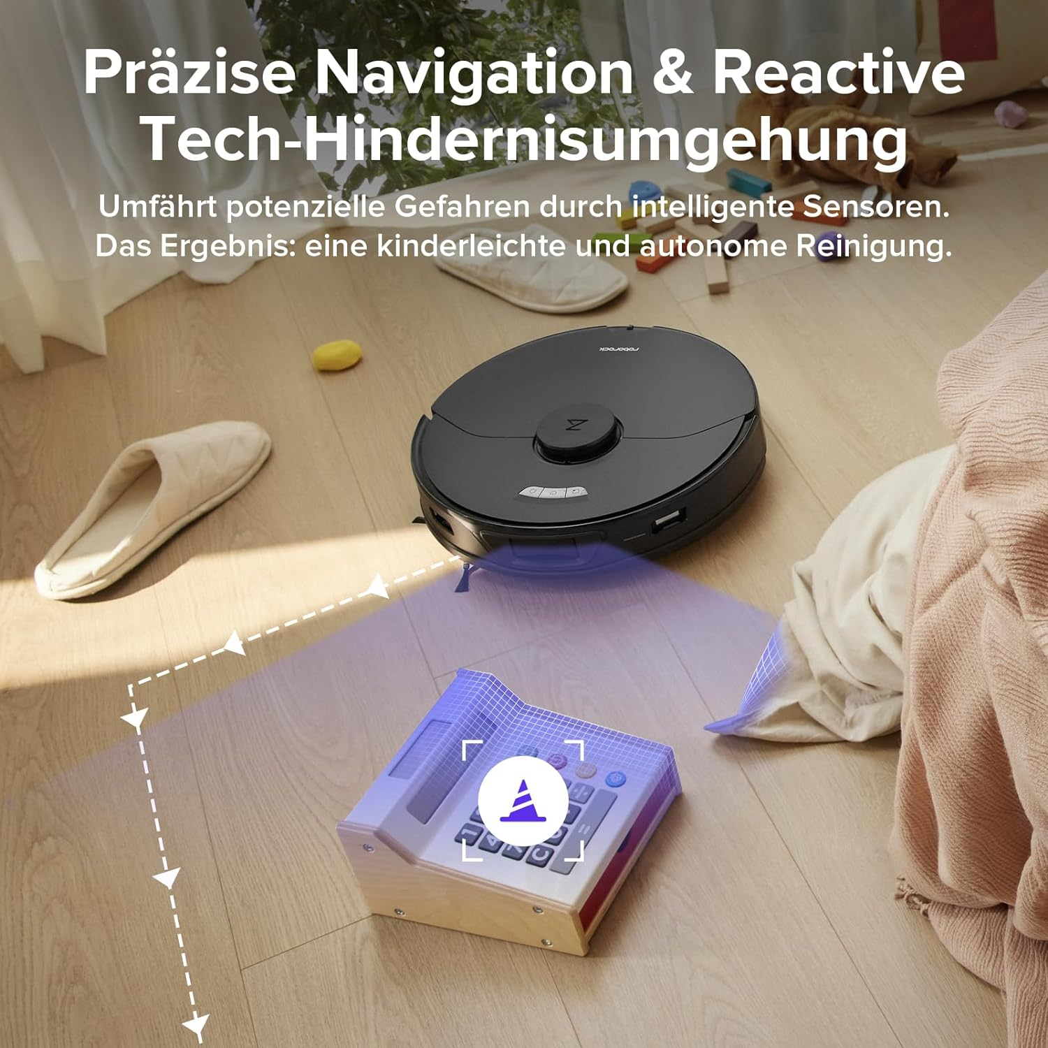 Ein schwarzer Roboter-Staubsauger reinigt einen Holzboden. Es gibt eine Fernbedienung und ein Paar Hausschuhe.