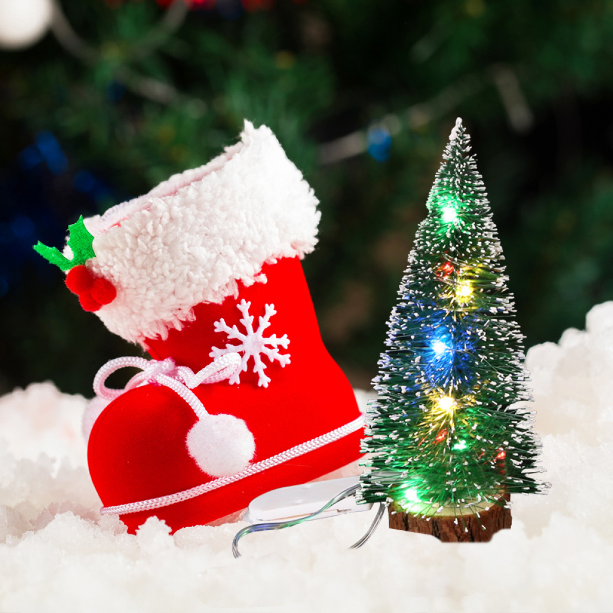 Roter Weihnachtsstrumpf mit weißem Besatz und Schneeflocke, ein geschmückter Baum und Schnee.