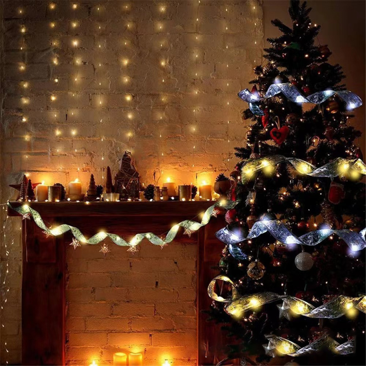 Weihnachtsbaum mit Lichtern und Dekorationen, mit Kamin im Hintergrund.