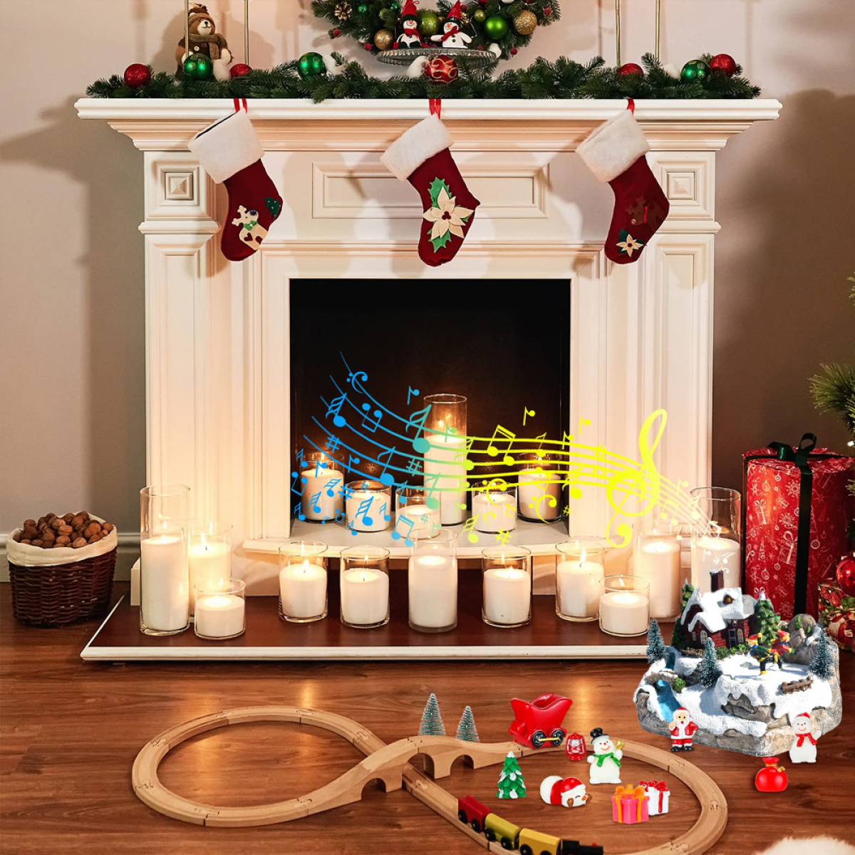 Weihnachtsszene: Kamin mit Strümpfen, Kerzen und Dekorationen. Eine Spielzeugeisenbahn im Vordergrund.