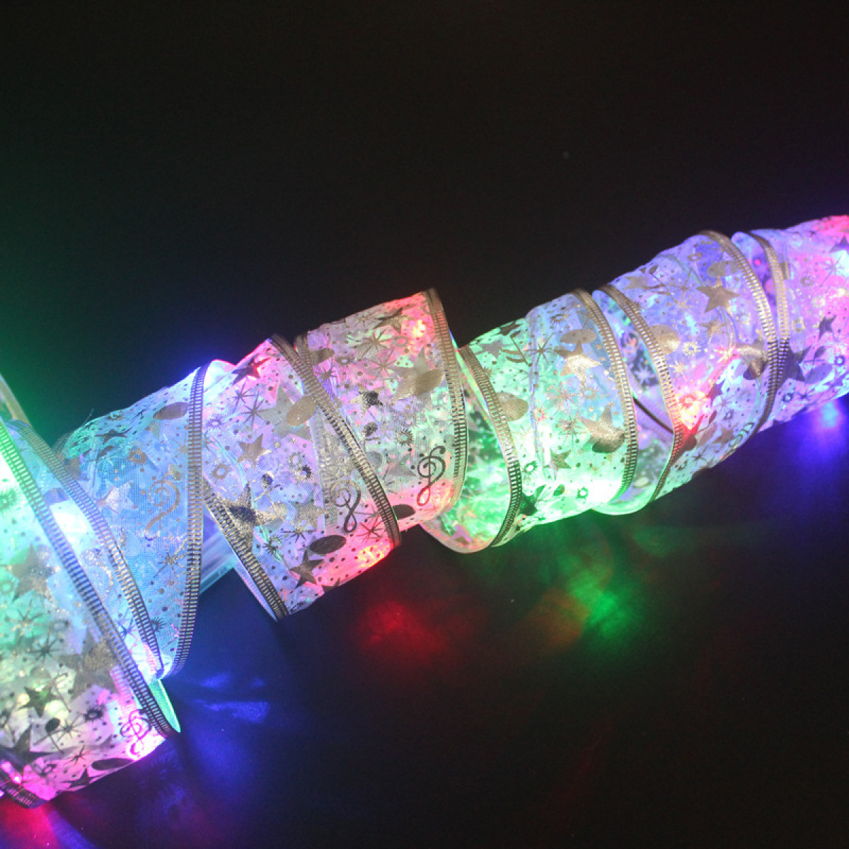 Eine Lichterkette mit schwarzem Hintergrund.