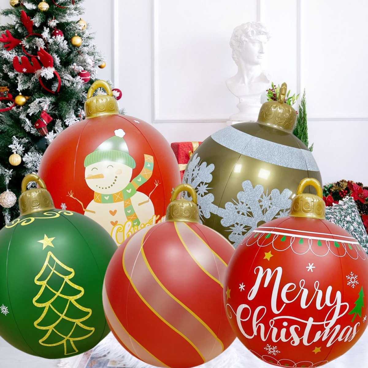 Weihnachtsdekorationen. Fünf große, bunte Kugeln und ein Weihnachtsbaum im Hintergrund.