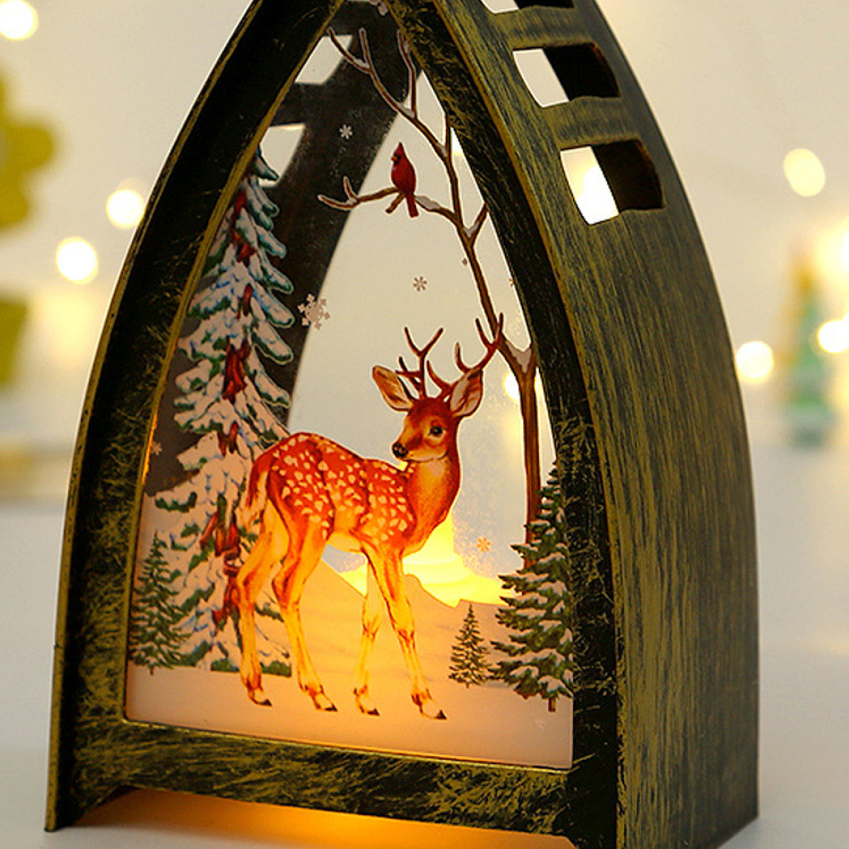 Eine Weihnachtsdekoration mit einem Hirsch darin. Die Dekoration ist eine Laterne.