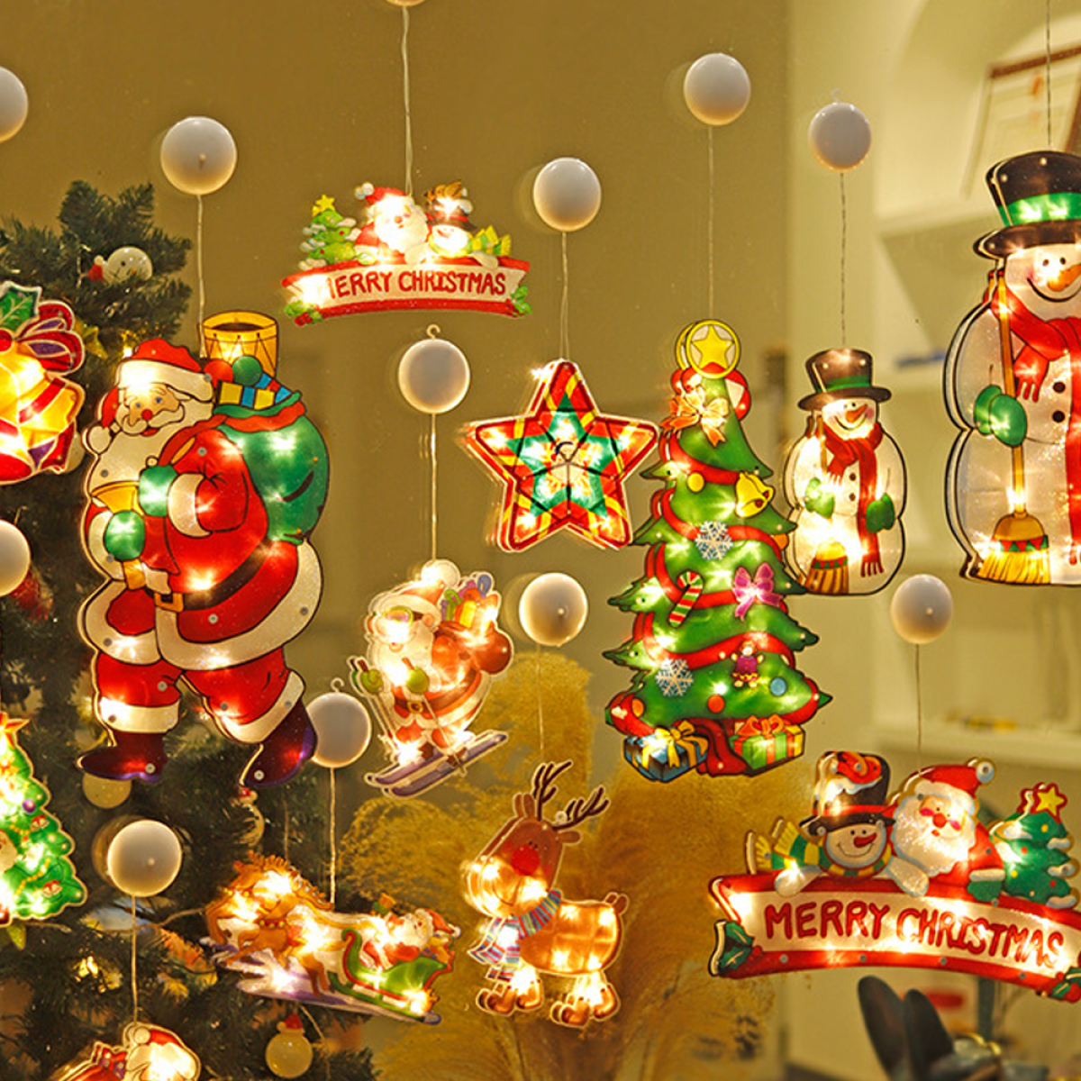 Weihnachtsdekorationen mit Lichtern. Weihnachtsmann, Schneemann, Sterne, Bäume mit Lichtern. Weißer Hintergrund.