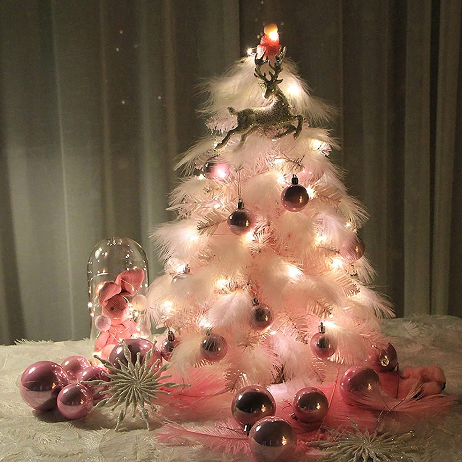 Weihnachtsbaum mit rosa Dekorationen und Lichtern. Glitzernde Ornamente und Sterne.