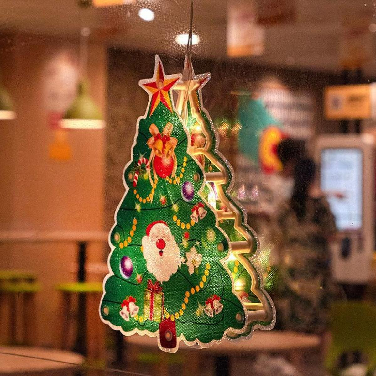 Weihnachtsbaumschmuck leuchtet, hängt am Fenster. Grüne Baumform mit Ornamenten und Santa-Gesicht.