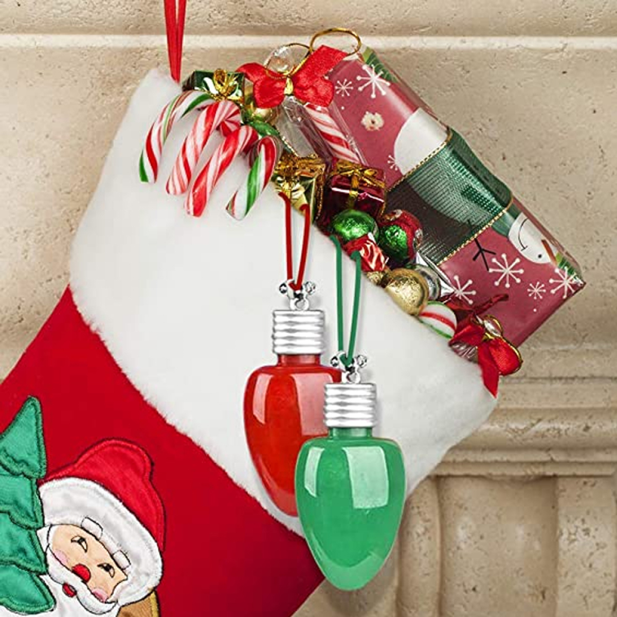 Weihnachtsstrumpf mit Dekorationen: Zuckerstangen, Geschenke und rote und grüne Glühbirnen.