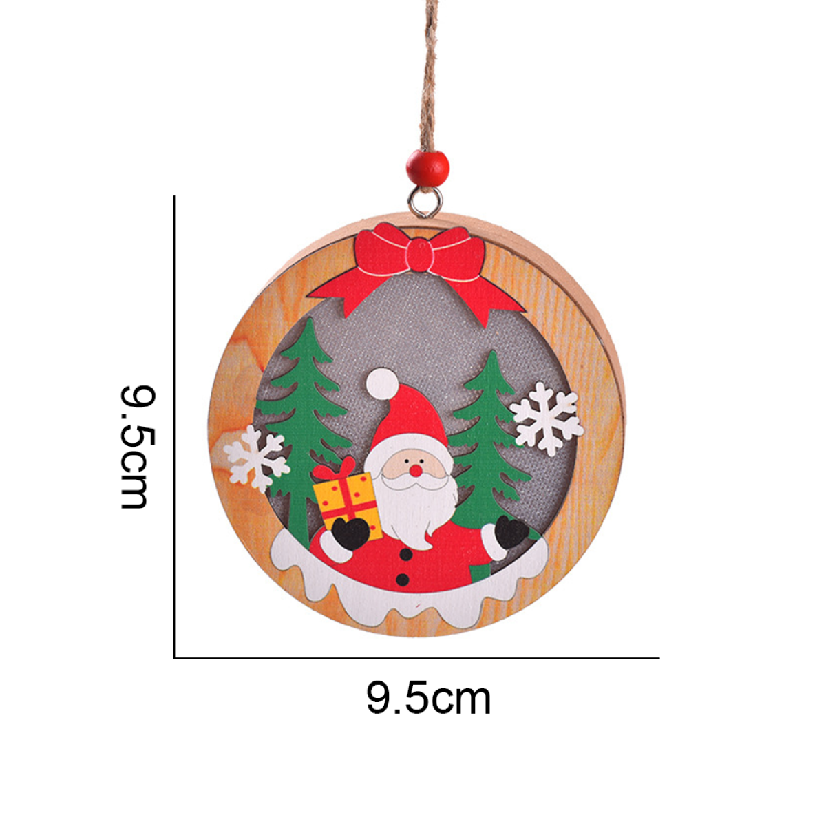 Ein hölzerner Weihnachtsschmuck mit Weihnachtsmann, Bäumen, Schneeflocken und einer Schleife. Abmessung 9,5 cm x 9,5 cm.