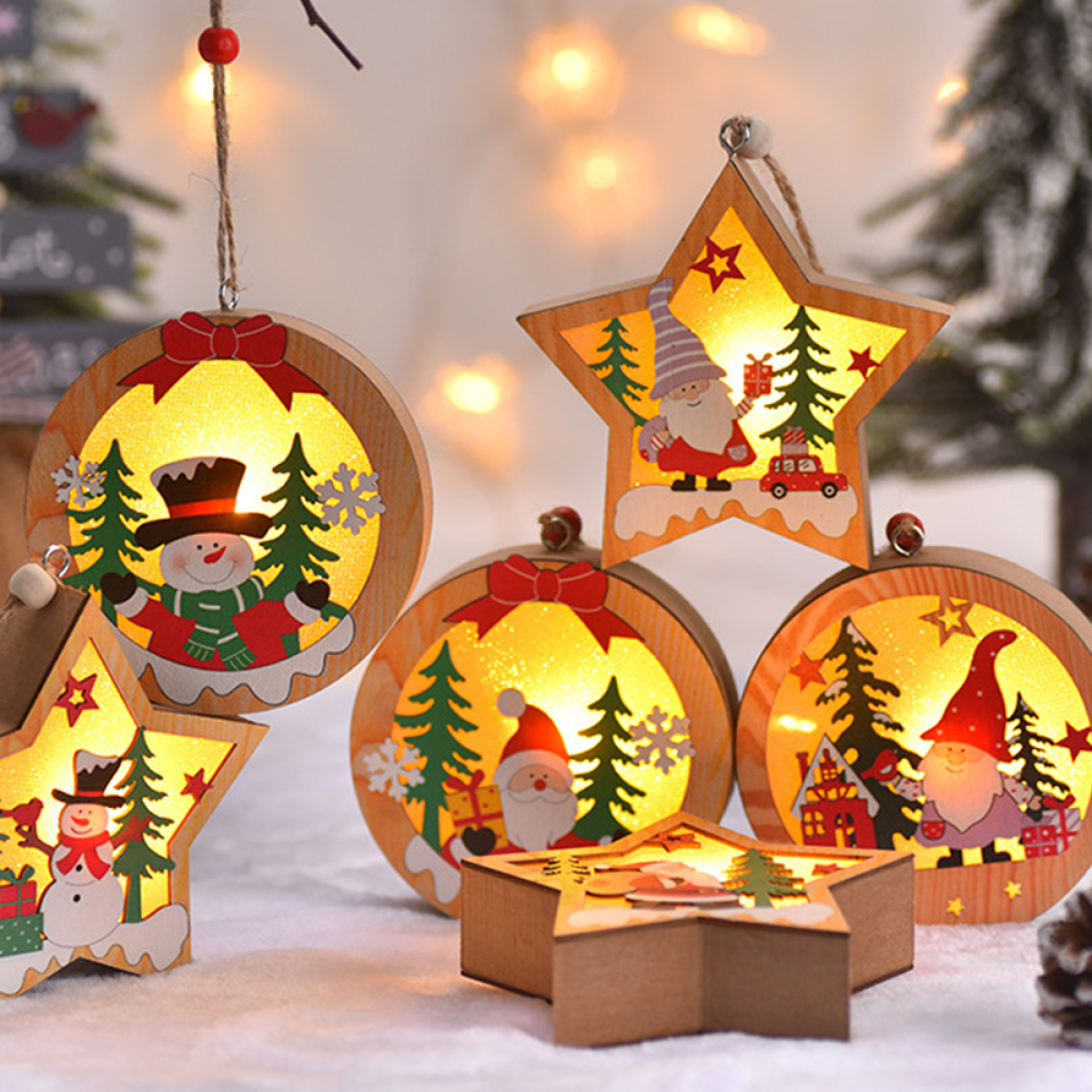 Weihnachtsdekorationen, darunter beleuchtete Holzsterne und Kreise, sind angeordnet.