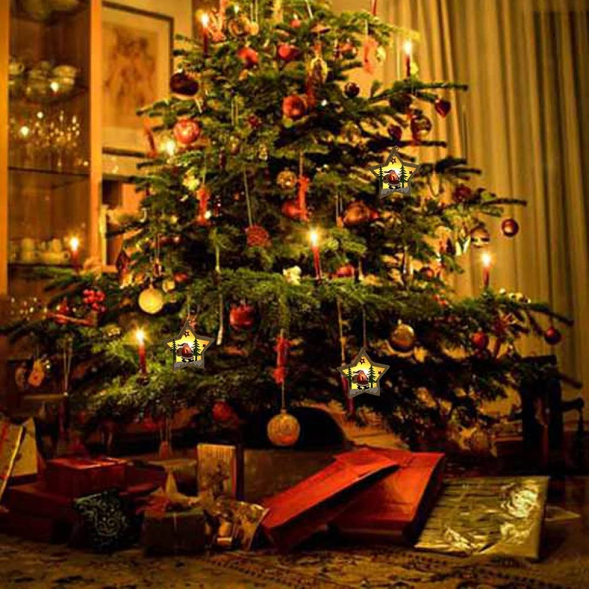 Weihnachtsbaum mit Lichtern, Ornamenten und Kerzen geschmückt, mit Geschenken im Vordergrund.