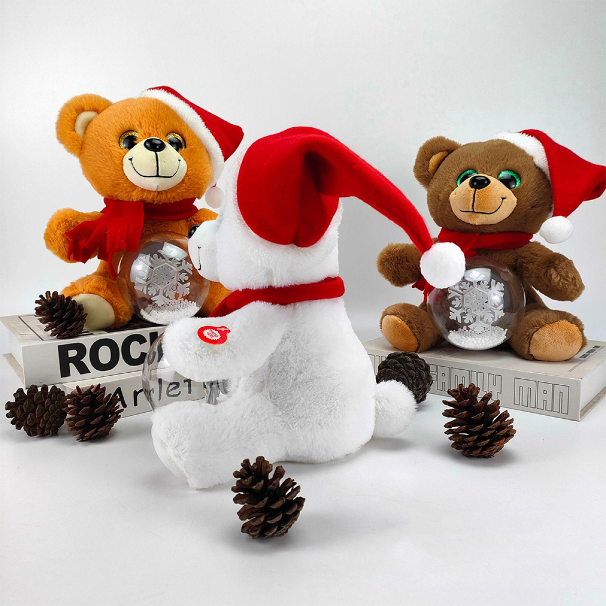Drei Teddybären mit Weihnachtsmützen und Schals, mit Geschenken. Tannenzapfen sind auch vorhanden.