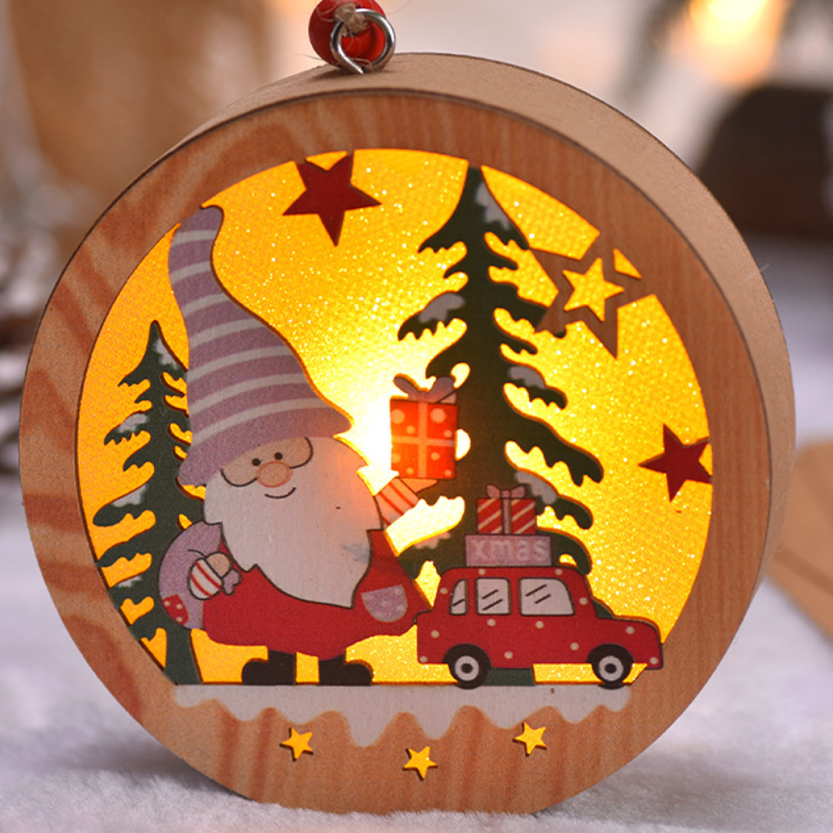 Weihnachtsschmuck mit Licht. Santa, Auto und Baumfiguren auf Holz, kreisförmige Deko.