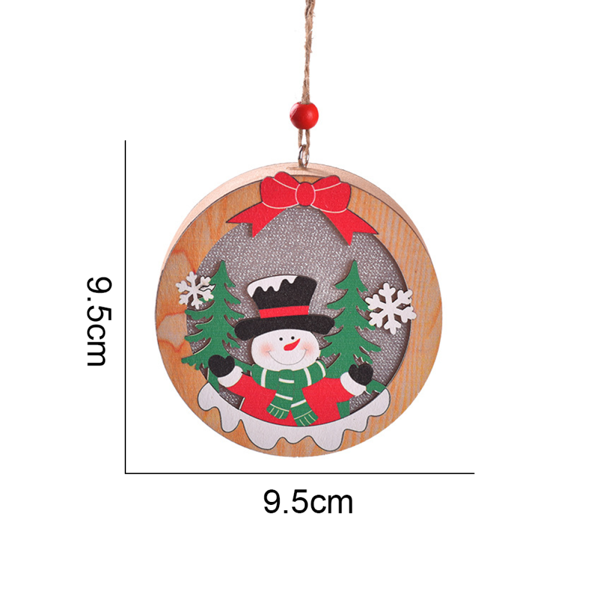 Ein hölzerner Weihnachtsschmuck mit einem Schneemann, Bäumen und einer roten Schleife.