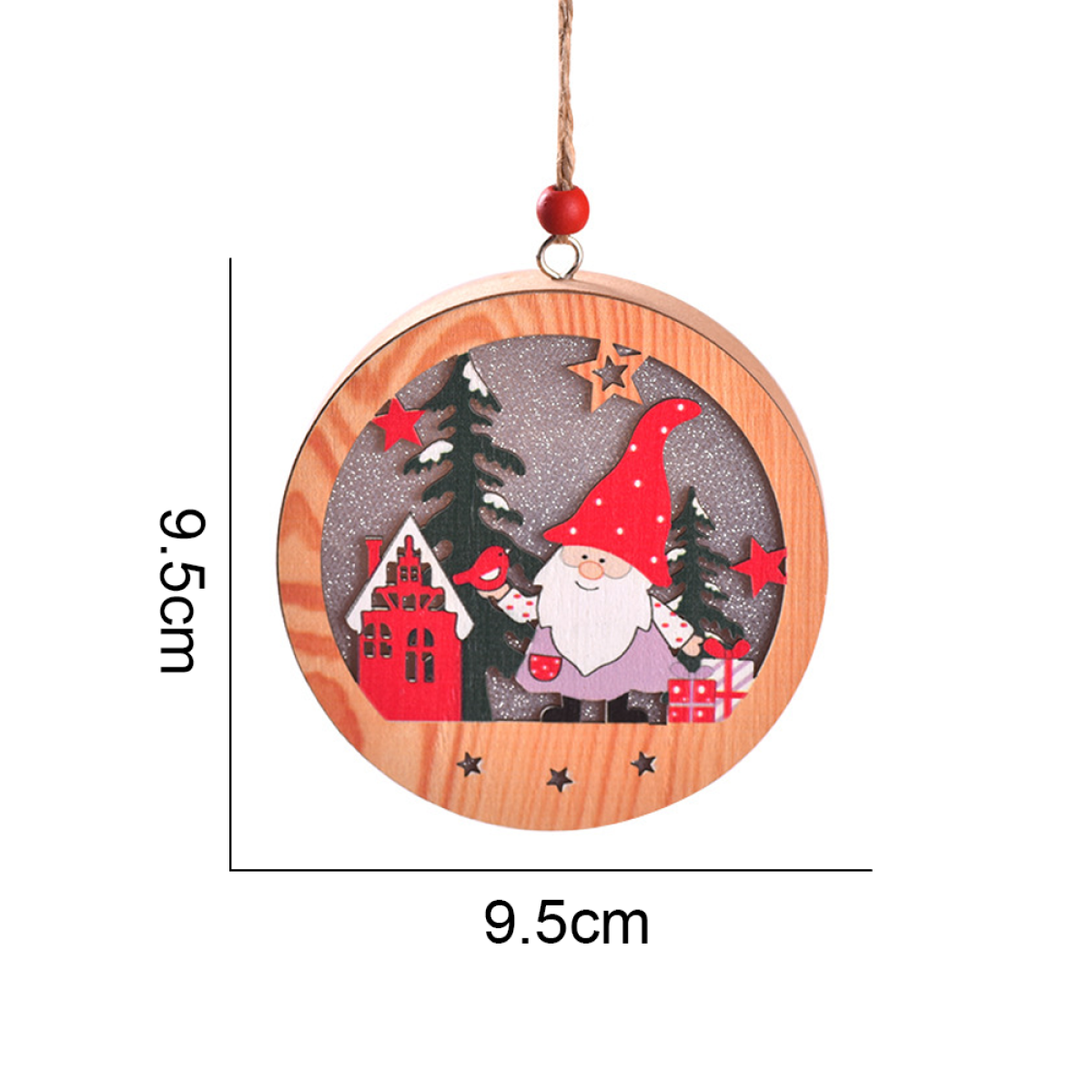 Weihnachtsschmuck aus Holz mit einem Wichtel, Haus und Bäumen. Abmessungen: 9,5 cm x 9,5 cm.