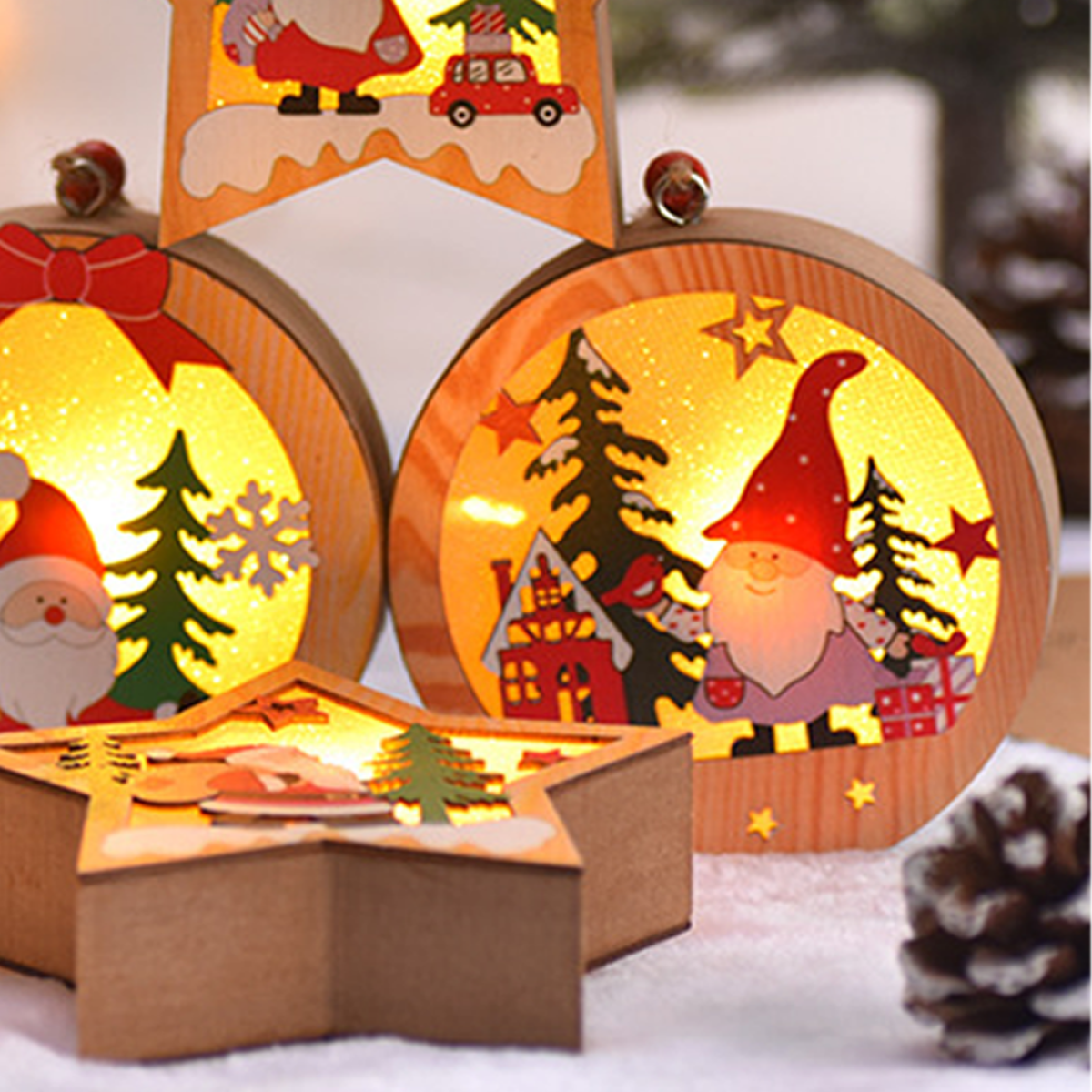 Weihnachtsdekorationen: Holzornamente mit Lichtern, mit Santa und Schneemann-Designs.