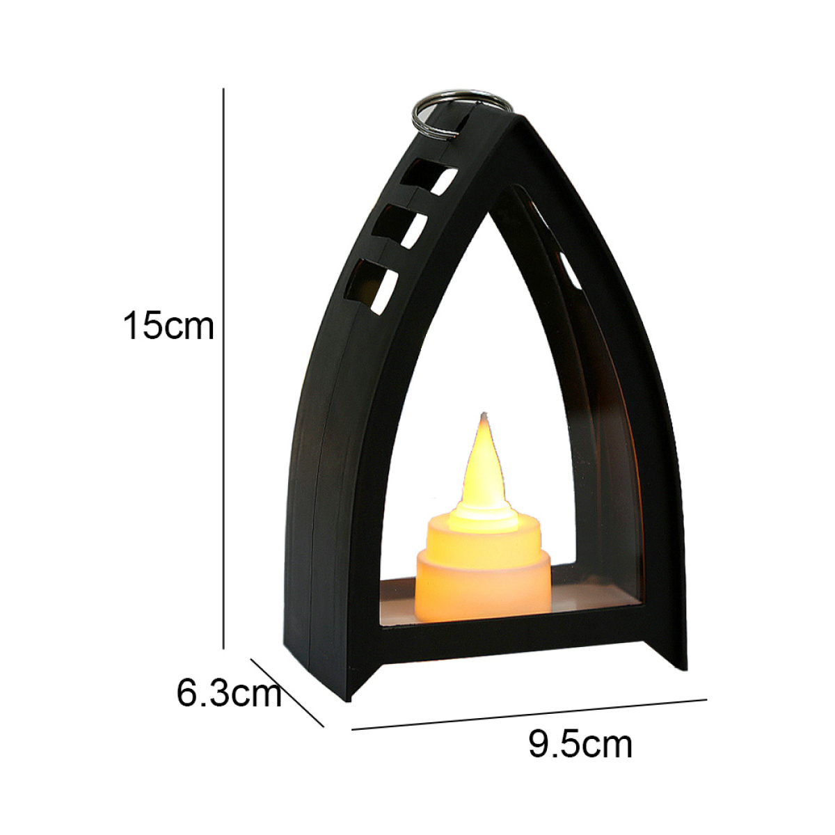 Eine schwarze, geometrische Laterne mit beschrifteten Abmessungen und einer brennenden Kerze im Inneren auf weißem Hintergrund.