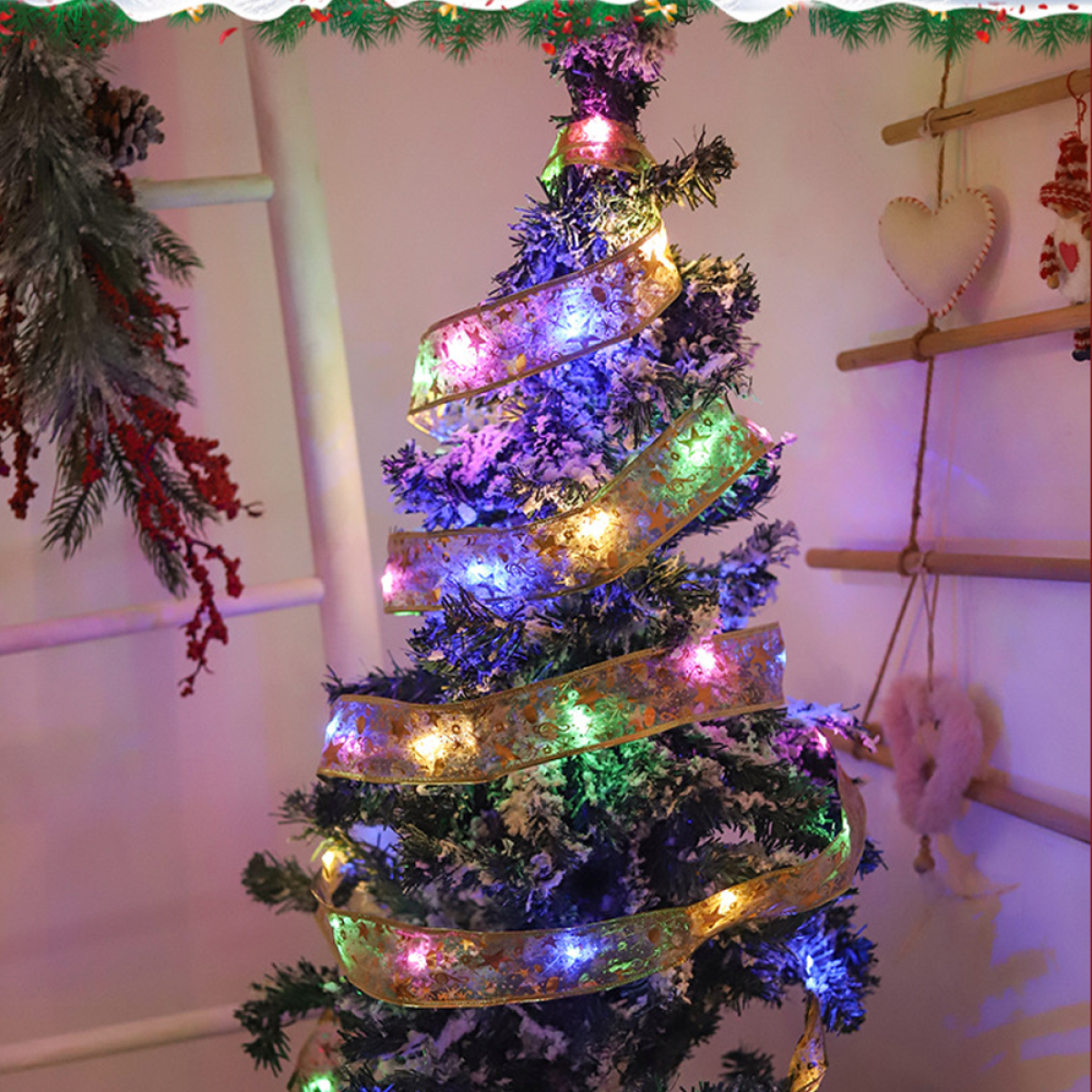 Weihnachtsbaum mit bunten Lichtern und goldenem Band, festliche Dekoration.