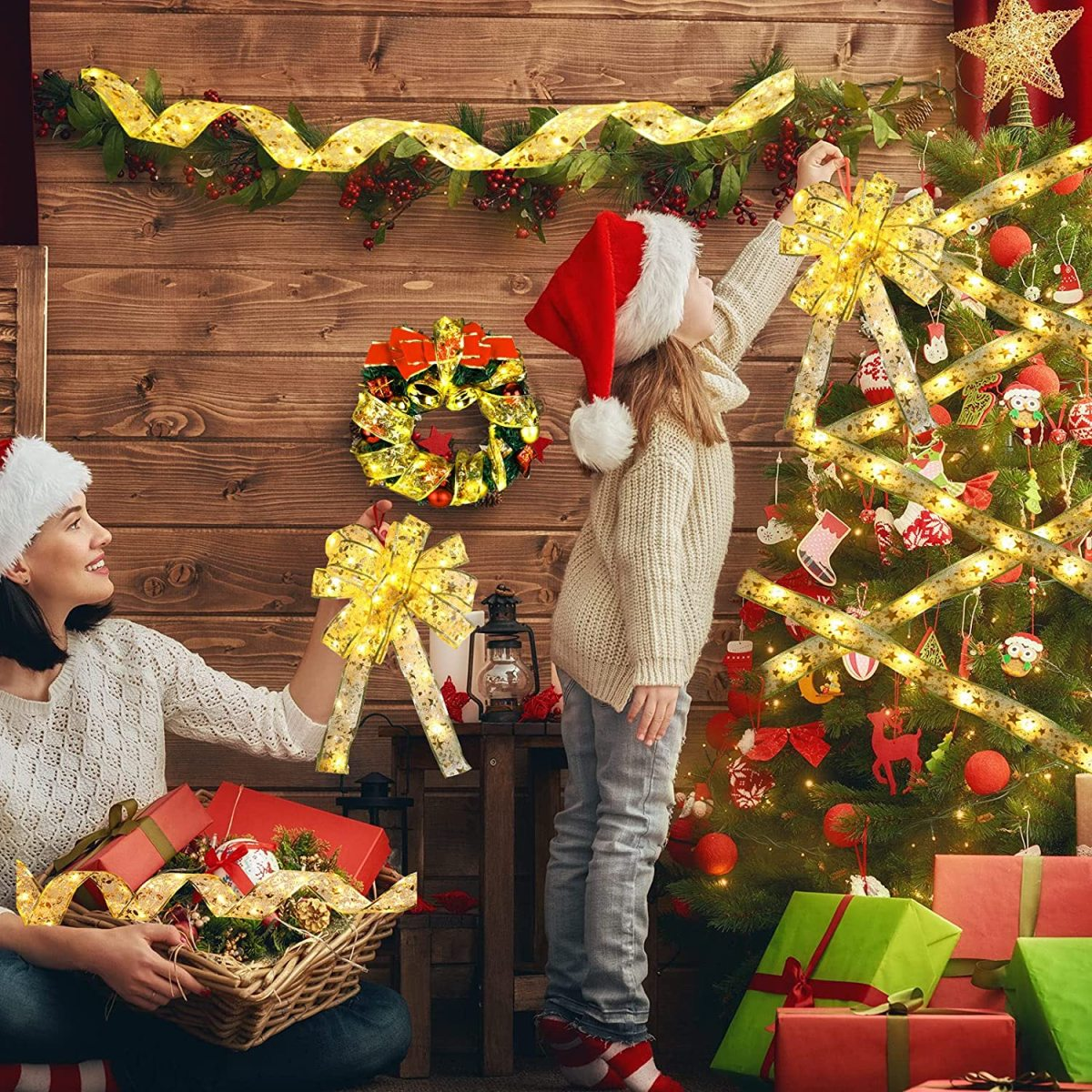 Ein Mädchen und eine Frau schmücken einen Weihnachtsbaum.