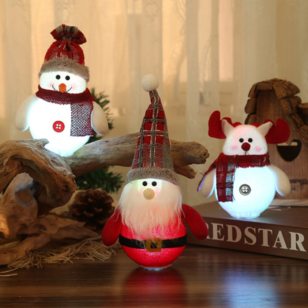 Weihnachtsfiguren: Schneemann, Weihnachtsmann, Rentier, alle leuchtend.