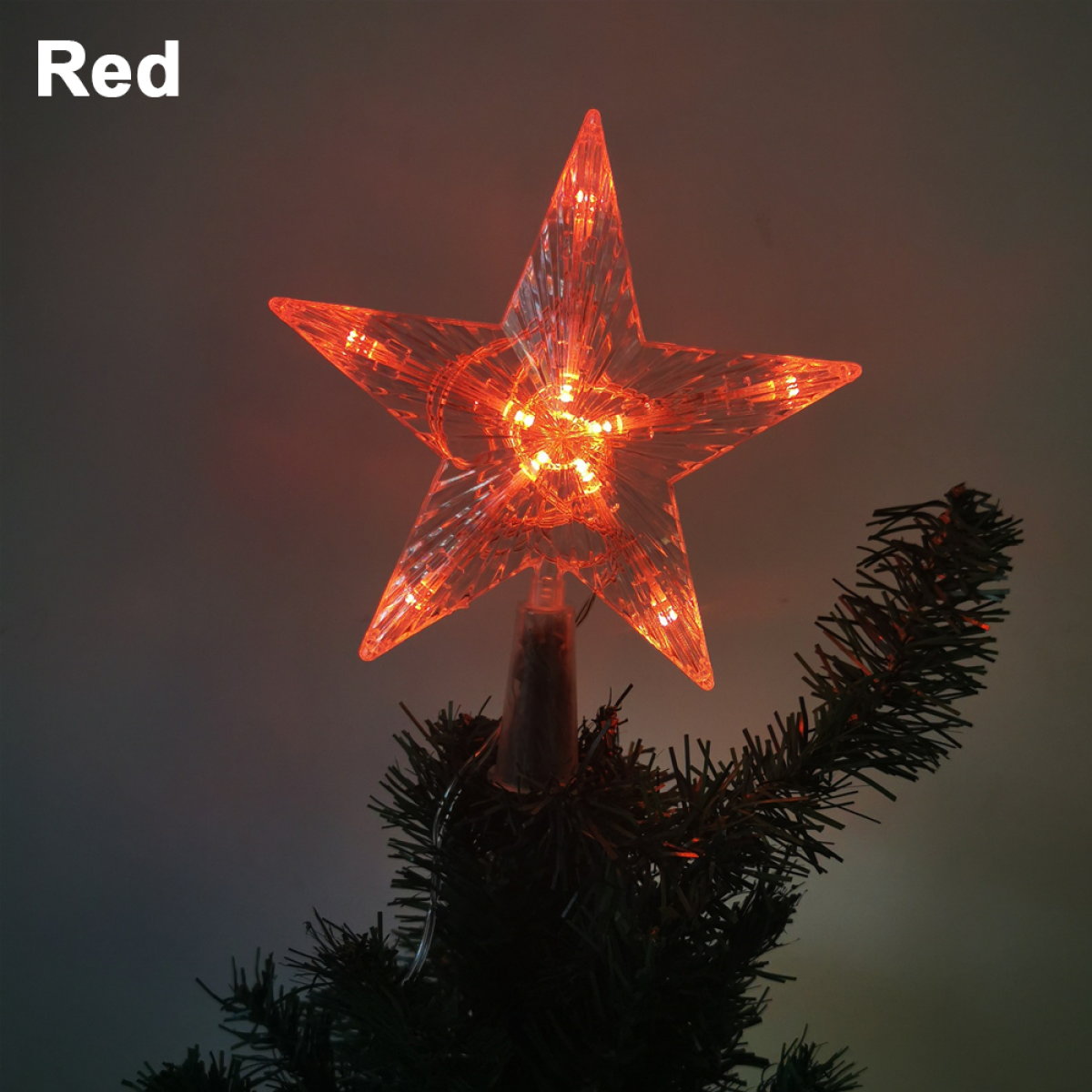 Roter sternförmiger Weihnachtsbaumschmuck mit Lichtern.