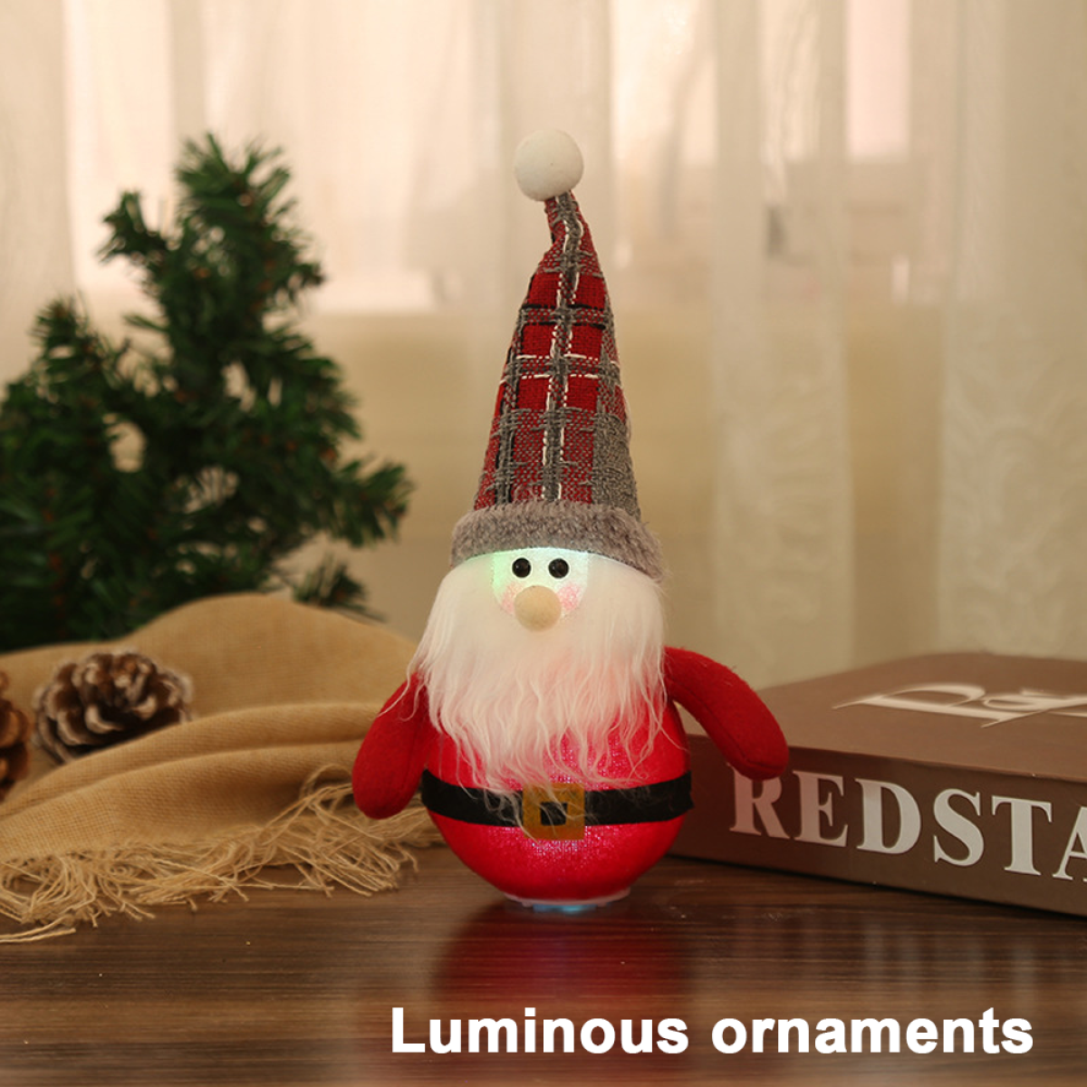 Eine Weihnachtsmann-Ornamente mit rotem Anzug und Hut, weißem Bart und leuchtenden Augen.