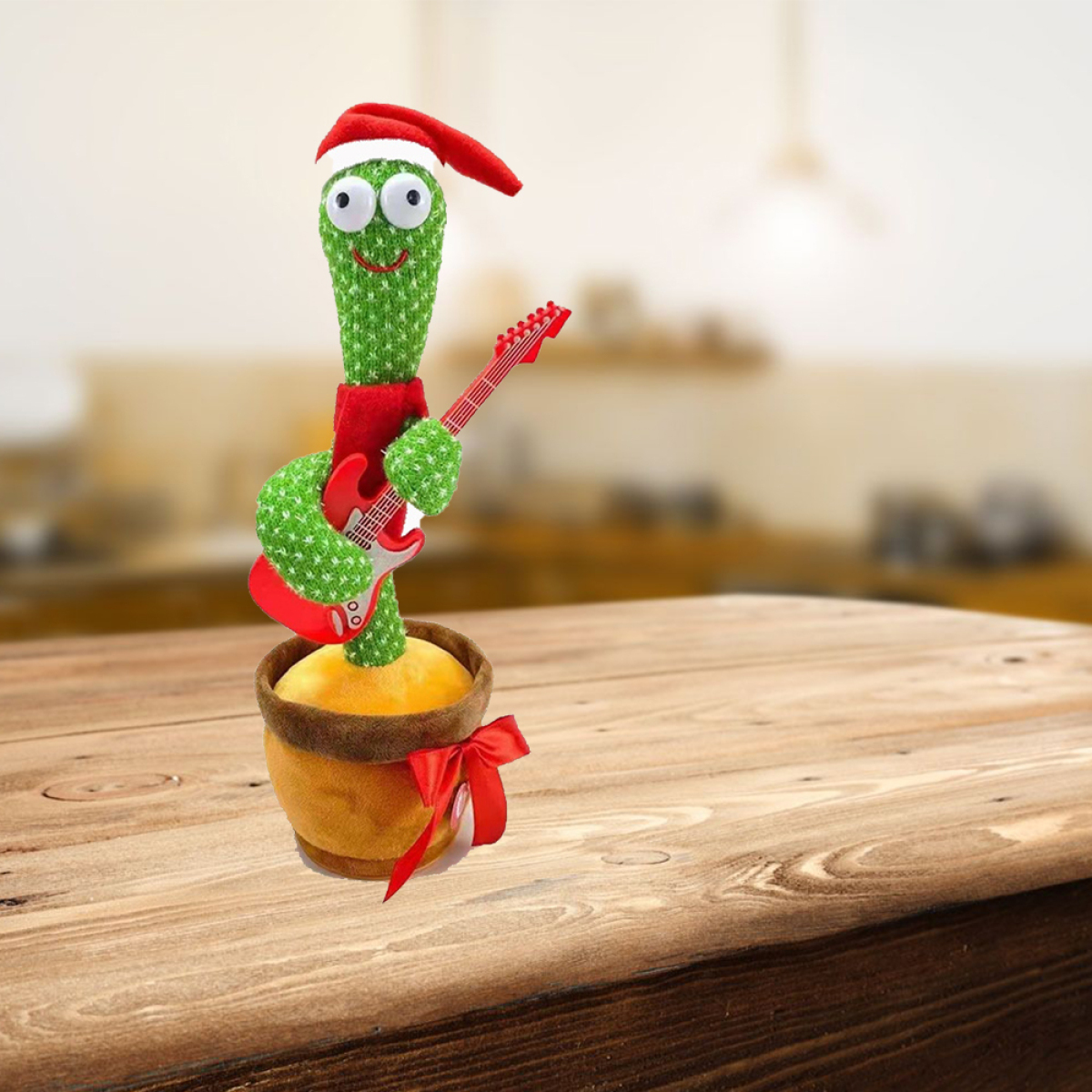Kaktus-Spielzeug spielt Gitarre. Roter Weihnachtsmannhut und Schleife sind am Spielzeug.