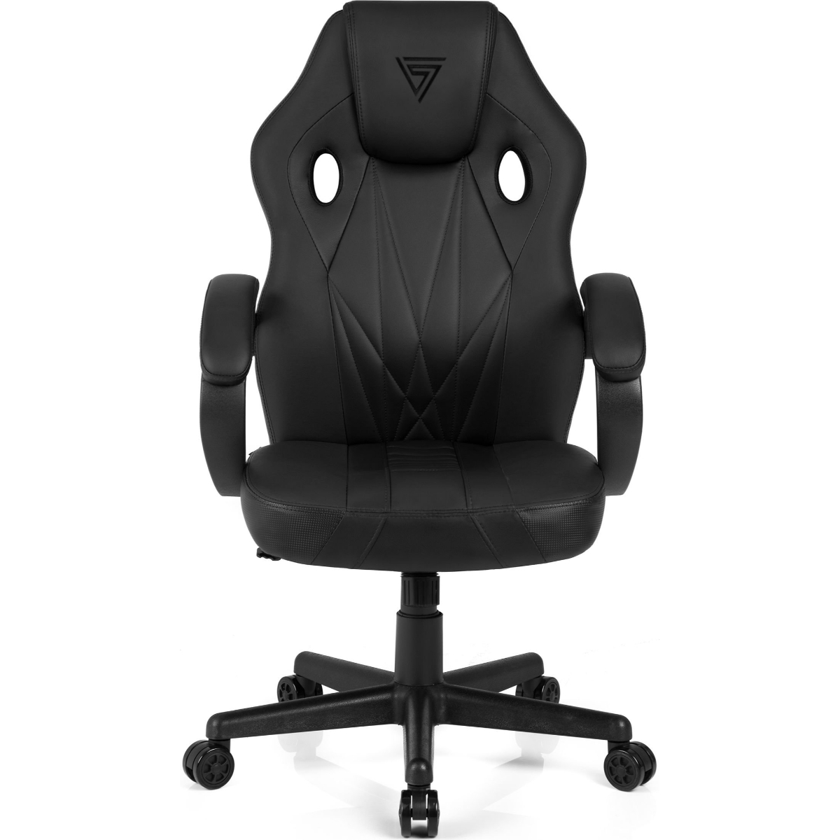 Zwarte gamingstoel van voren. Het heeft een logo en armleuningen. Witte achtergrond.