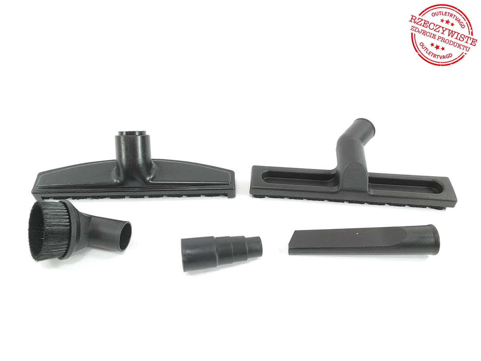 Accessori per aspirapolvere neri su sfondo bianco. Include spazzola, ugelli e adattatori. Logo Outlet in rosso.