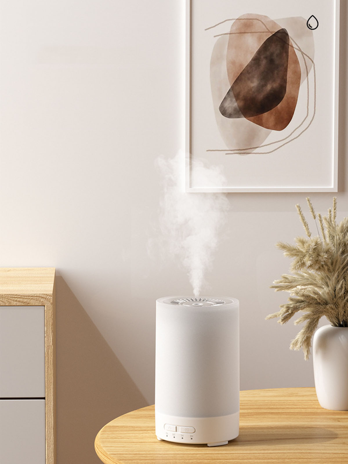 Weißer Diffusor mit Dampf auf einem runden Holztisch. Hintergrund: Kunst, Wand, Vase.
