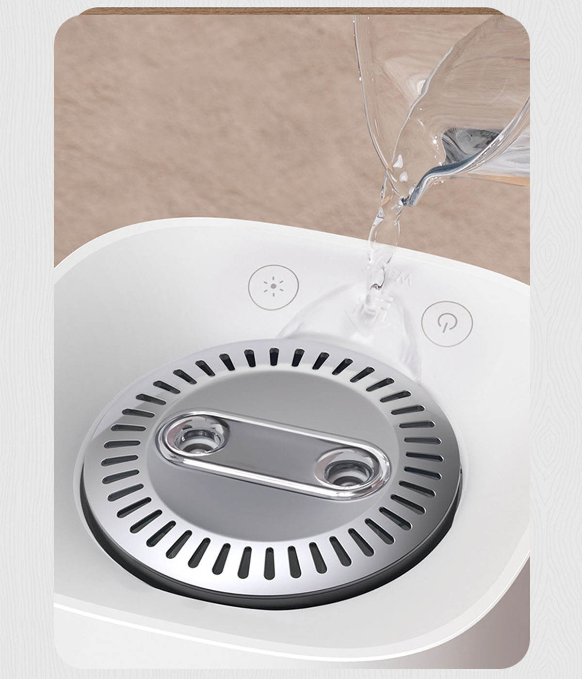 Wasser wird in ein weißes, kreisförmiges Gerät gegossen. Es hat zwei Knöpfe, und das Gerät ist offen.