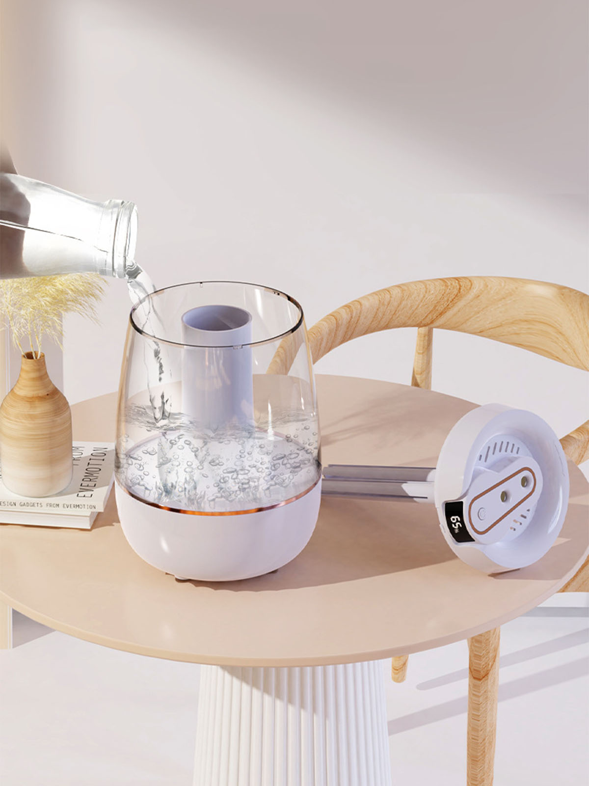 Ein Ventilator, in den Wasser gegossen wird. Auf dem Tisch stehen eine Vase und ein Buch. Der Ventilator hat ein digitales Display.