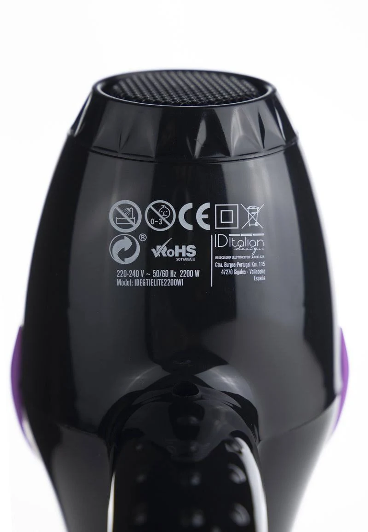 Czarna suszarka do włosów. Zawiera informacje o produkcie. Widoczne są fioletowe detale.