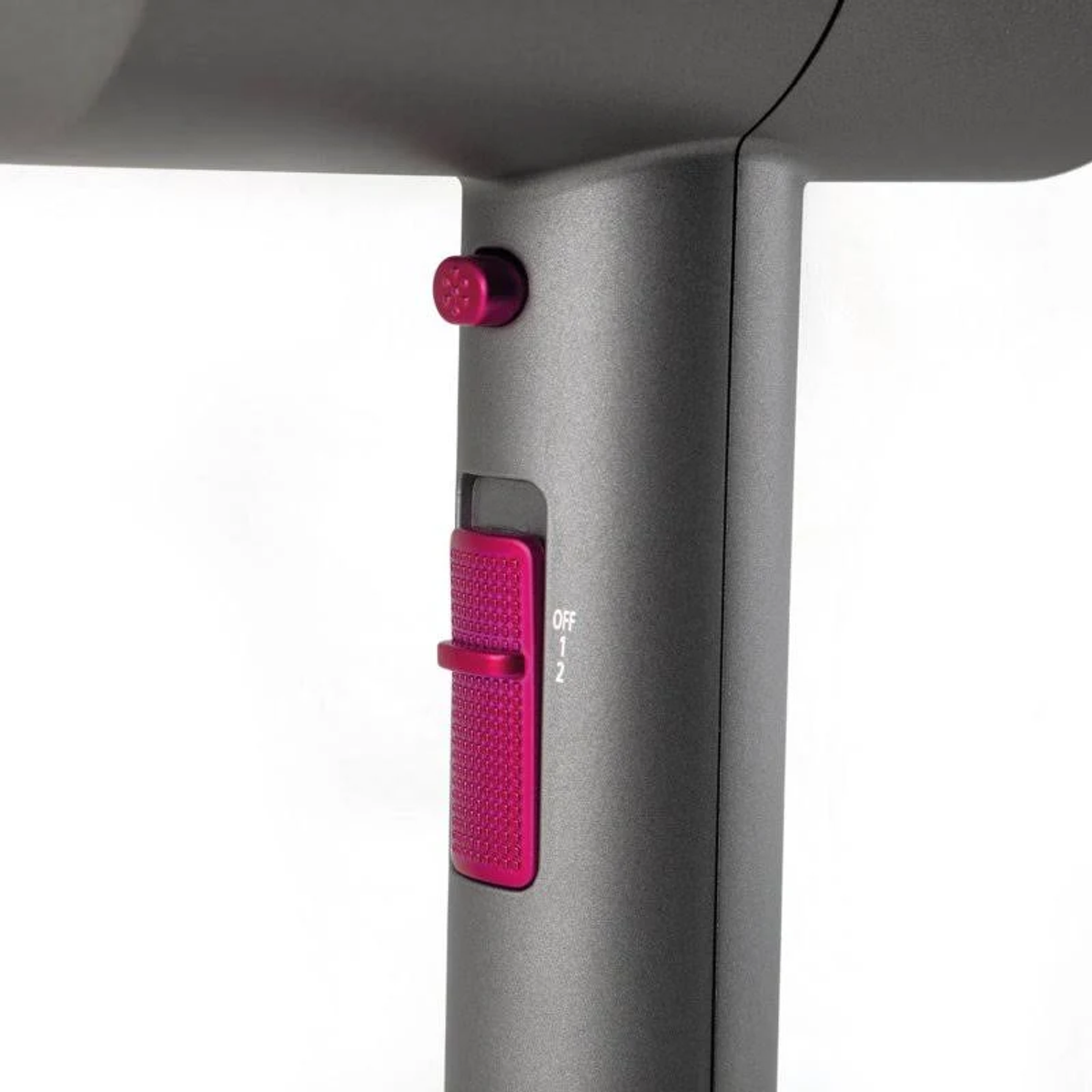Vista de cerca de un secador de pelo gris con botones rosas para ajustar la configuración.