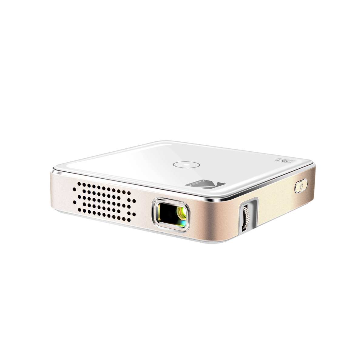 Un proyector pequeño, blanco y dorado con lente y rejillas de ventilación. Está sobre una superficie blanca.