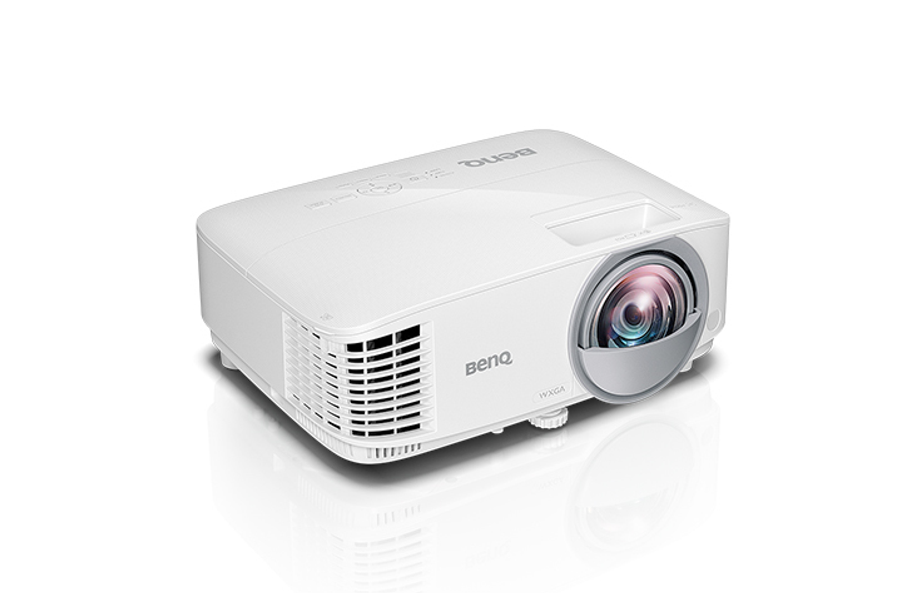 Un projecteur BenQ blanc, incliné, avec une surface brillante, sur un fond blanc.