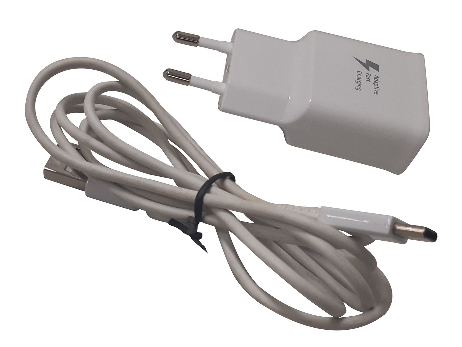 Cargador de teléfono blanco, cable y enchufe. El cargador dice 'Carga Rápida'.