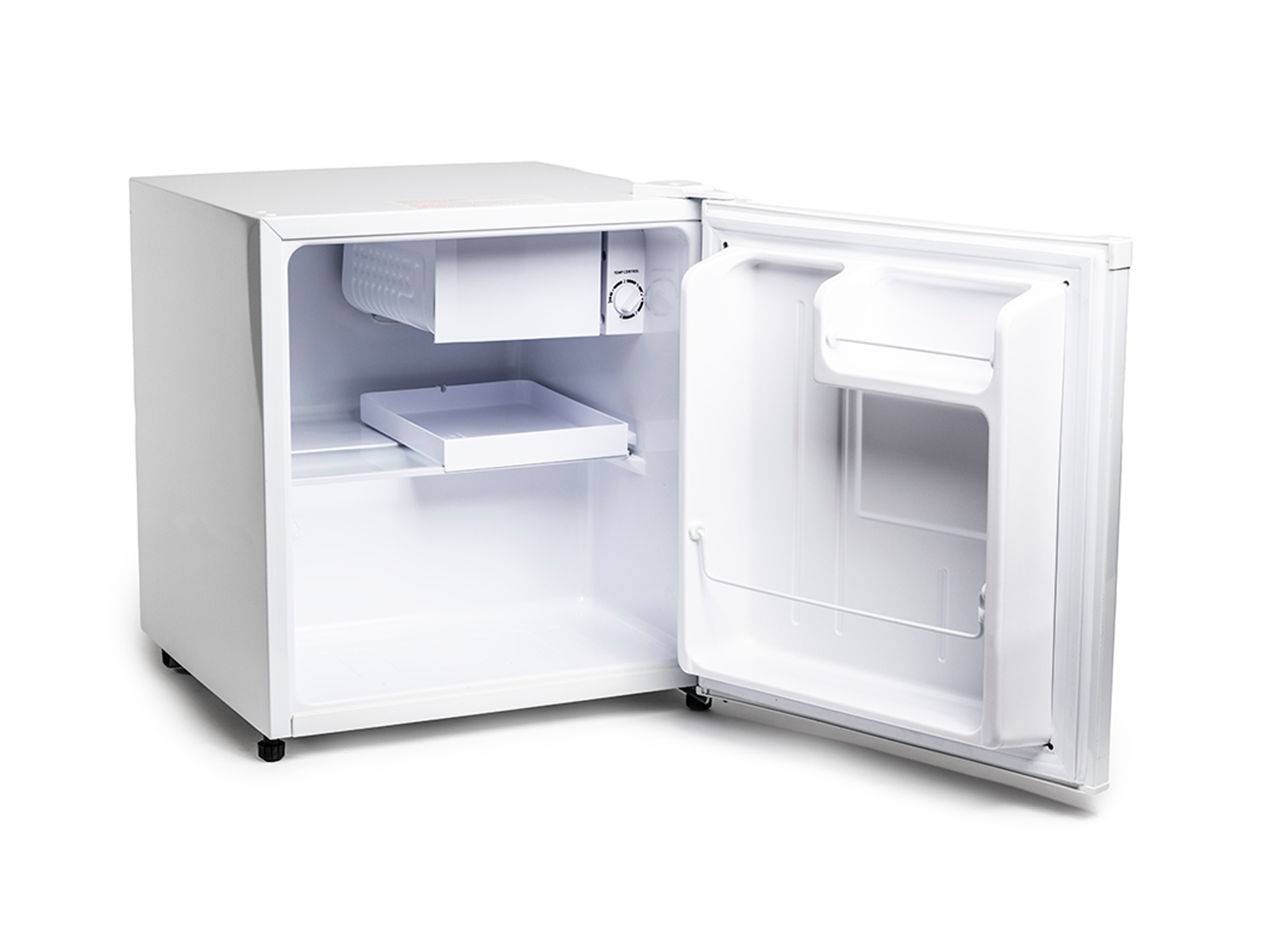 Mini-frigorifero bianco, porta aperta. Ripiani e un piccolo congelatore.